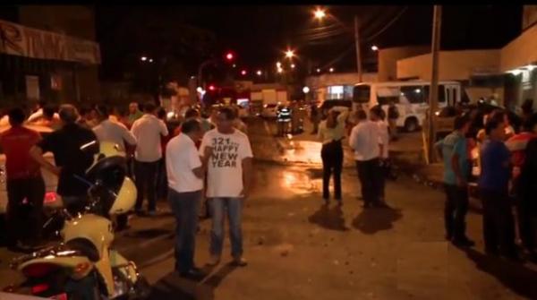 Motoristas posicionaram carros no meio da via e atearam fogo em pneus.(Imagem:Reprodução)