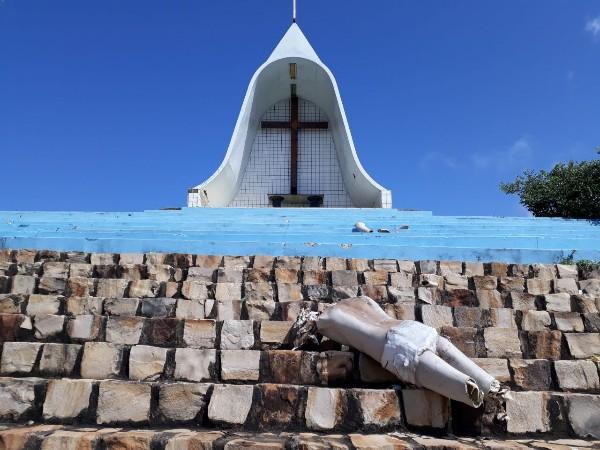 Imagem de Cristo que estava no Santuário João Paulo II foi totalmente destruída.(Imagem:Portalcidadeluz)