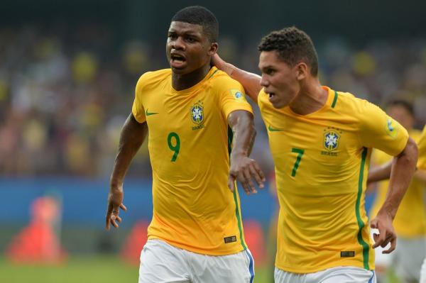 Lincoln e Paulinho comemoram gol pela seleção brasileira no Muindial Sub-17.(Imagem:Manjunath KIRAN / AFP)