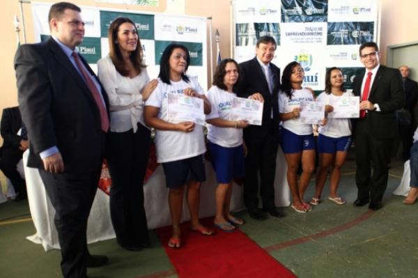  O governador entregou certificados a reeducandas da Penitenciária Feminina de Teresina. (Imagem:Marcelo Cardoso)