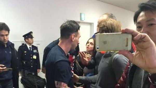  Messi toma cusparada de torcedores do River e tenta responder com soco em aeroporto.(Imagem:MSN)