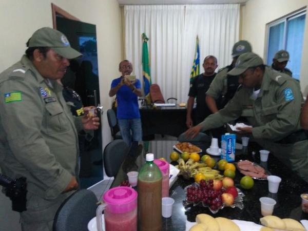 Imprensa de Floriano surpreende comando da PM com café da manhã.(Imagem:3º BPM)