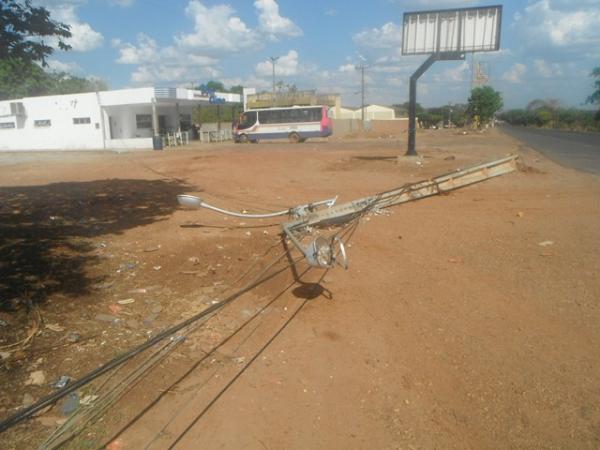 Caçamba atinge cordoalha de aço e derruba 4 postes de energia elétrica em Floriano(Imagem:FlorianoNews)