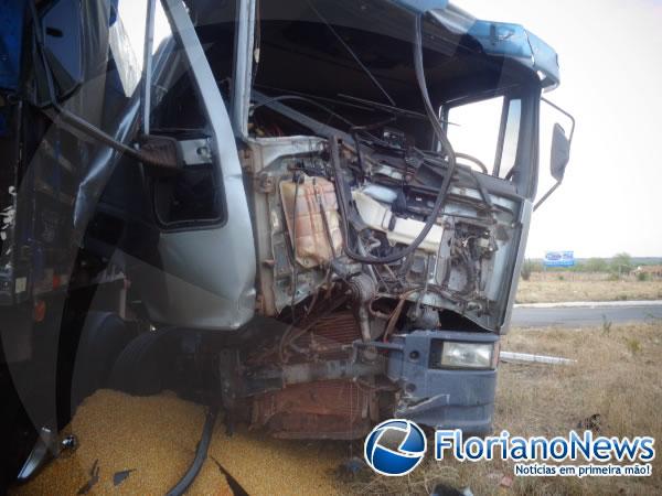 Carretas colidem lateralmente no trevo do Paracati.(Imagem:FlorianoNews)