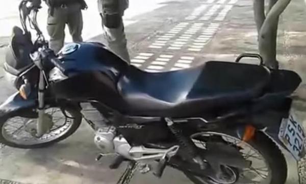 Motocicleta roubada é encontrada abandonada em Floriano.(Imagem:Reprodução/Jc24horas)