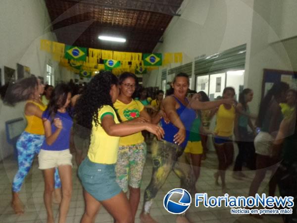 Acadêmicos da UESPI demonstraram patriotismo através de projeto de dança.(Imagem:FlorianoNews)