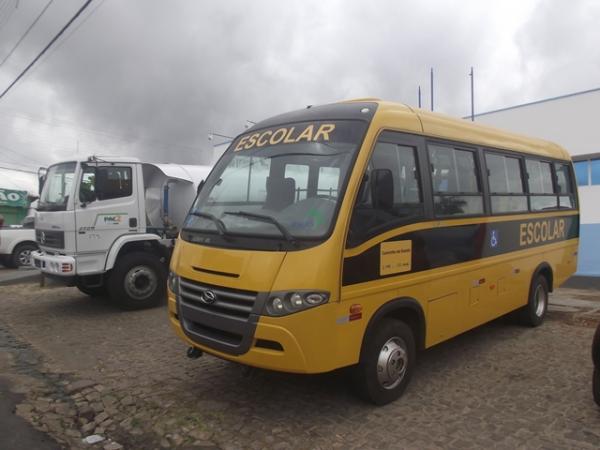 Prefeitura de Barão de Grajaú recebeu caminhão pipa e ônibus escolar.(Imagem:FlorianoNews)