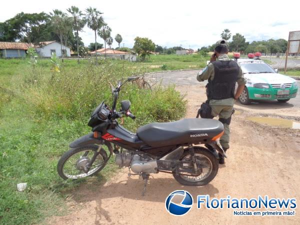 Polícia Militar encontra moto abandonada no meio do mato em Floriano.(Imagem:FlorianoNews)