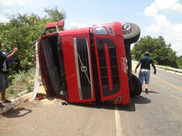 Carreta carregada de soja tomba na BR 230.(Imagem:FlorianoNews)