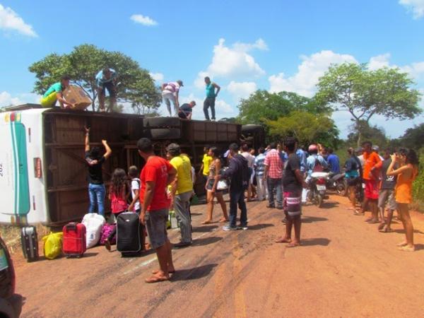 Ônibus tomba na PI 110 deixando vários feridos.(Imagem:Agrandebarras)