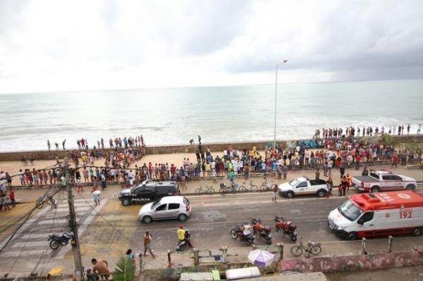 Buscas pelo Globocop acontecem na Praia do Pina, na Zona Sul do Recife.(Imagem:Marlon Costa/Pernambuco Press)