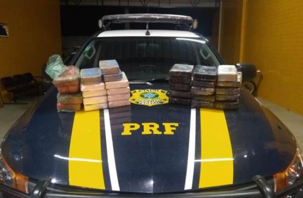 PRF prende condutor e passageiro que transportavam 32 kg de droga em veículo.(Imagem:PRF-PI)