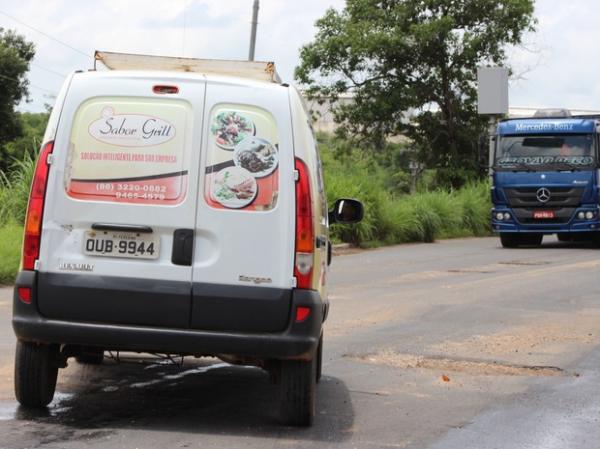 Sob o risco de acidentes, motoristas se arriscam na BR-316 para fugir de buracos.(Imagem:Fernando Brito/G1)