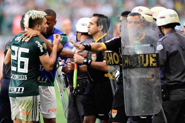Jogadores do Palmeiras reclamam com arbitragem da final do Paulistão.(Imagem:Gazeta Press)