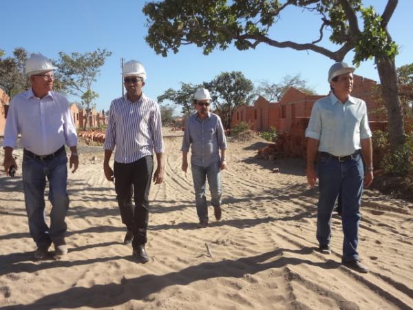  Prefeito visita obras de Conjunto Habitacional em Floriano.(Imagem:FlorianoNews)