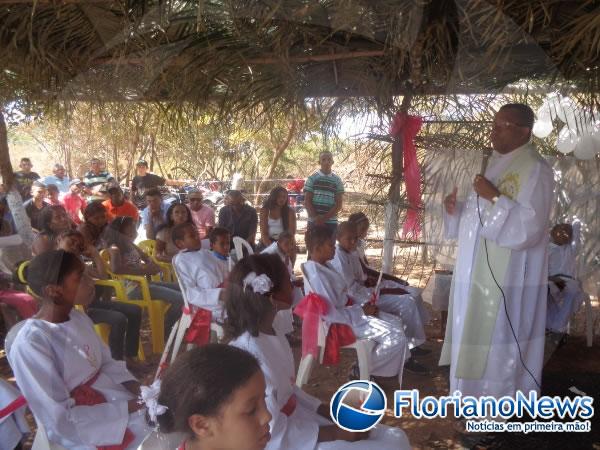 Adolescentes recebem o Sacramento do Crisma na localidade Sapé.(Imagem:FlorianoNews)