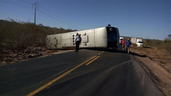 Ônibus tenta desviar de carreta e tomba na BR-135.(Imagem:Divulgação)