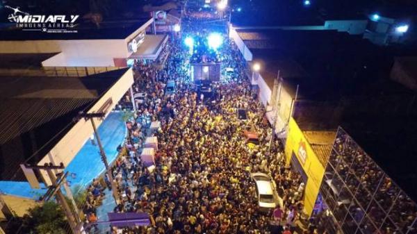 Chicabana reúne milhares de pessoas no quarto dia do Carnaval de Floriano.(Imagem:SECOM)
