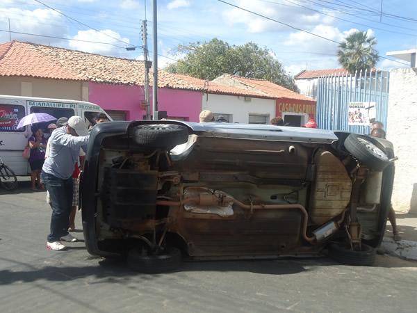 Acidente no centro de Floriano com uma Van e um Fiat Uno(Imagem:FlorianoNews)