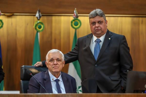 O presidente da Casa, deputado Themístocles Filho (MDB) e Júlio Arcoverde eleito 1º vice-presidente da Alepi.(Imagem:Alepi)
