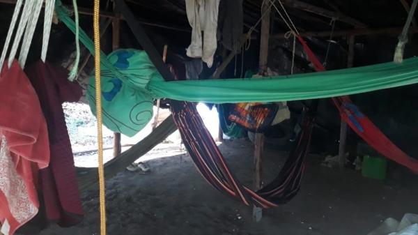 Trabalhadores dormiam em redes cobertas apenas por uma lona de plástico, em fazenda do Piauí.(Imagem:Divulgação)