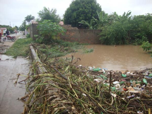 Riacho Irapuá tomado de lixo e mato(Imagem:redação)