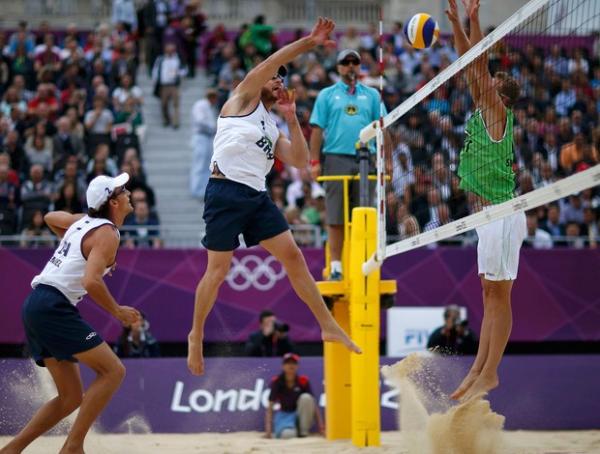 Alison sobe no bloqueio para ajudar o Brasil a avançar à final do vôlei de praia.(Imagem:Agência Reuters)