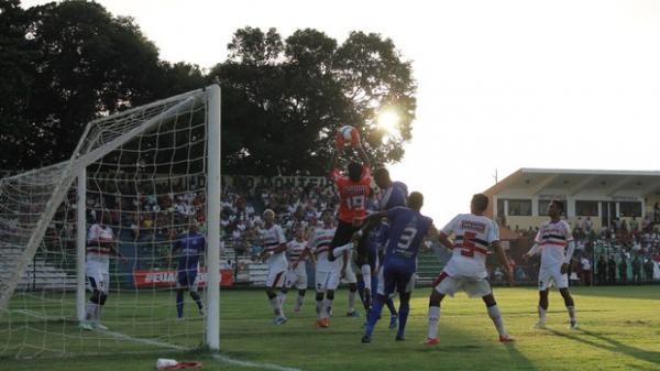 Robinho sobe para fazer mais uma defesa contra o Parnahyba.(Imagem:Náyra Macêdo/GLOBOESPORTE.COM)