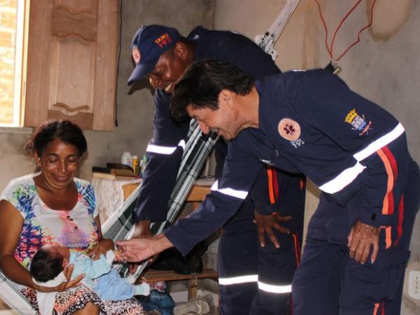 Dona de casa recebeu equipe que ajudou no parto do Samuel em Teresina.(Imagem:Gilcilene Araujo/G1)