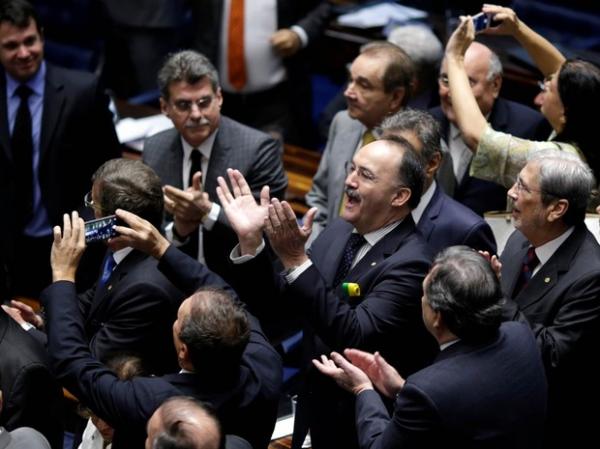 Senadores a favor do impeachment aplaudem após a votação que decidiu pela admissibilidade no Senado Federal, em Brasília.(Imagem:Ueslei Marcelino/Reuters)