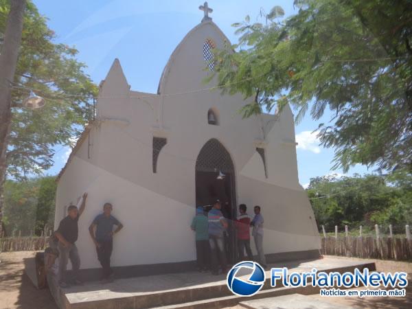 Fieis participaram do encerramento de N. Srª do Desterro na comunidade Araçás.(Imagem:FlorianoNews)