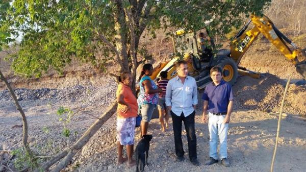 Prefeito Gilberto revitaliza os açudes da zona rural.(Imagem: Secom	)