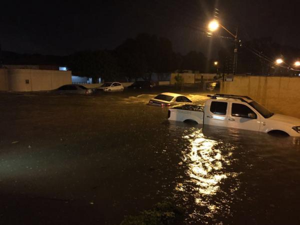 Carros ficam quase submersos na Zona Leste de Teresina após temporal.(Imagem:Divulgação)