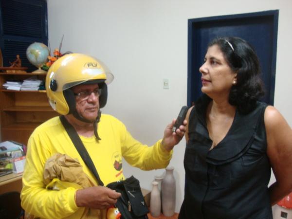 Renato foi conferir a entrega de cadeiras de rodas para deficientes físicos e conversou com a Secretária Amara Procópio(Imagem:FlorianoNews)