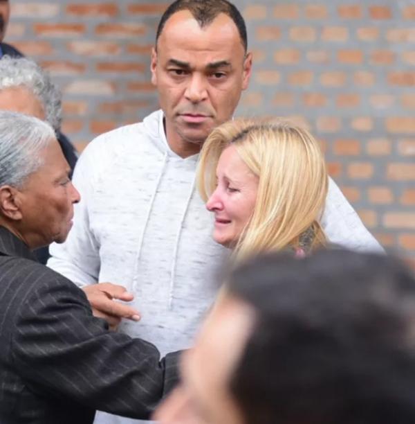 Cafu consola a mulher, Regina Feliciano.(Imagem:Leo Franco/AgNews)