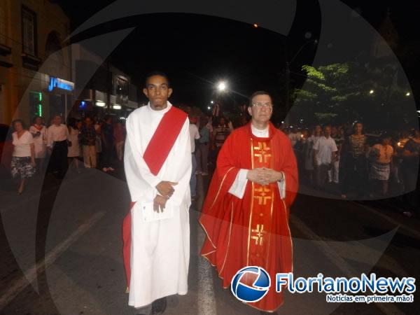 Católicos florianenses participaram da Ação Litúrgica da Paixão do Senhor.(Imagem:FlorianoNews)