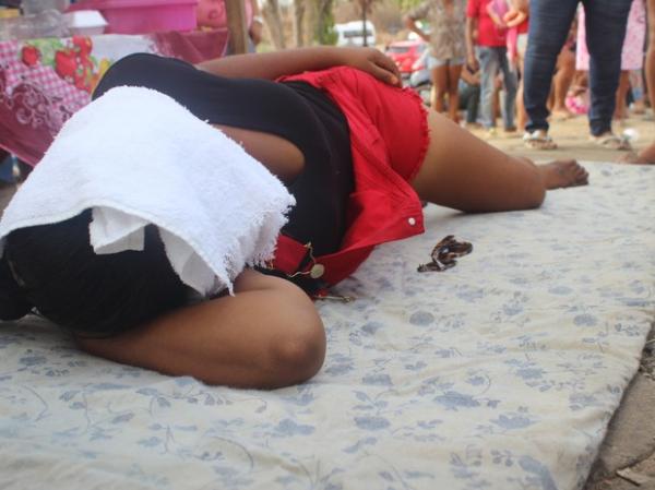 Mulher de detento dorme em frente a presídio desde a primeira rebelião.(Imagem: Fernando Brito/G1)