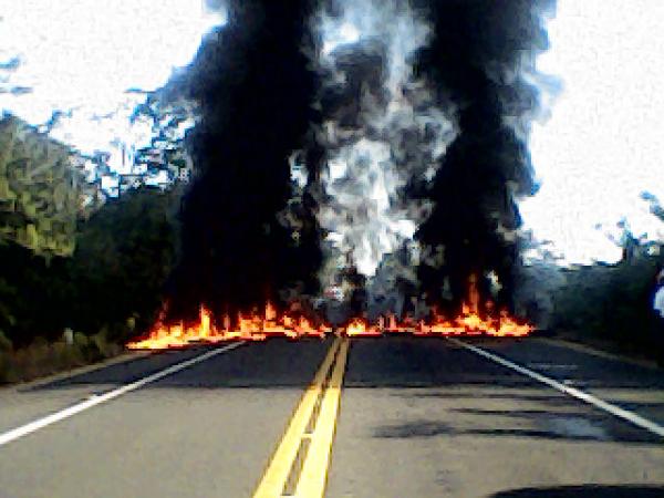 Moradores ateiam fogo em pneus fechando a BR-343 durante duas horas.(Imagem:FlorianoNews)