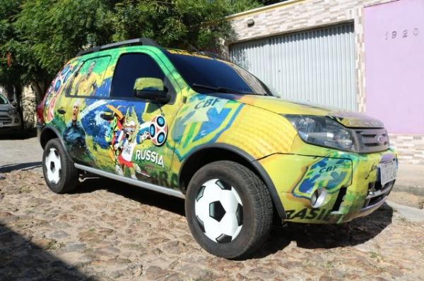 Carro adesivado em homenagem a Copa do Mundo 2018.(Imagem:Lorena Linhares/G1)