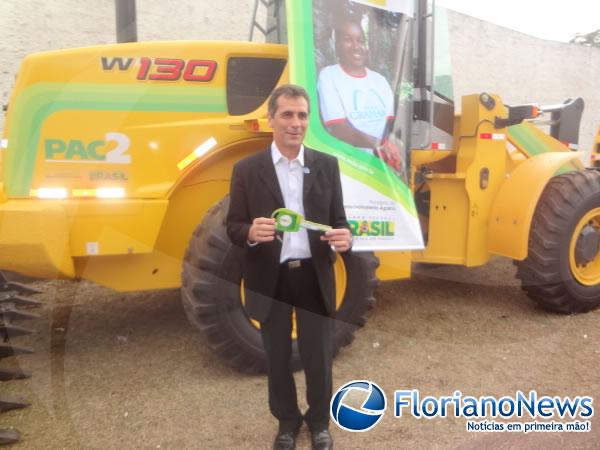 Prefeitura Municipal de Floriano recebe máquina agrícola do PAC 2.(Imagem:FlorianoNews)