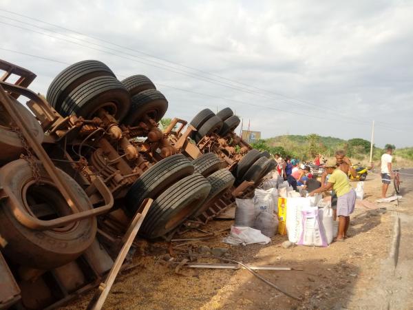 Carreta carregada de milho tomba e carga é saqueada na localidade Paracaty(Imagem:FlorianoNews)