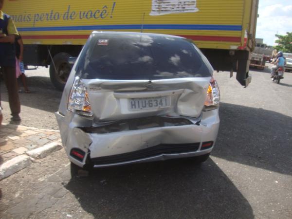 Acidente ocorrido na Av Dirceu Arcoverde.(Imagem:FlorianoNews)