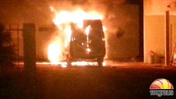 Ambulância pega fogo em estacionamento de hospital no Piauí.(Imagem:180graus)