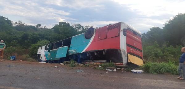 Ônibus envolvido no acidente na BR-135.(Imagem:Divulgação/PRF)