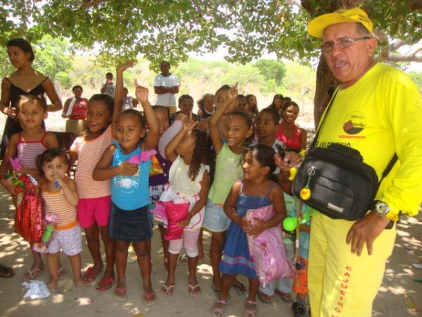 Amarelinho e as crianças da comunidade Formosa(Imagem:redação)