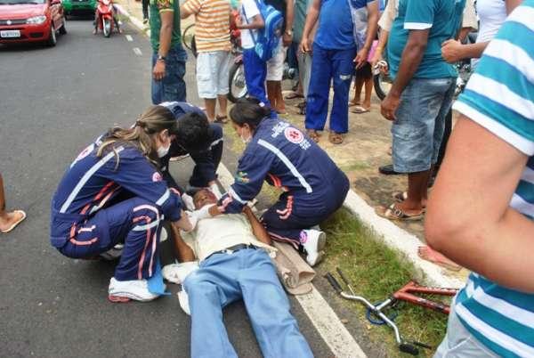 Aposentado é arremessado em colisão entre moto e bicicleta.(Imagem:Divulgação)