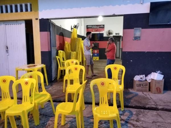 Pai e filho contam os prejuízos após confusão em bar de Teresina.(Imagem:Rafaela Leal/G1 PI)