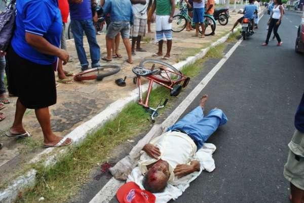 Aposentado é arremessado em colisão entre moto e bicicleta.(Imagem:Divulgação)