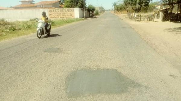 Avenida que dá acesso ao bairro Nossa Senhora da Guia recebe operação tapa-buracos.(Imagem:FlorianoNews)