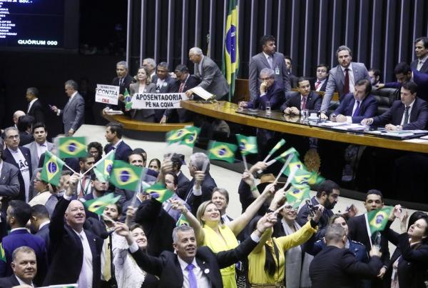 Oposição e governistas agitam faixas e bandeiras na Câmara antes da votação da reforma da Previdência(Imagem:Luis Macedo/Câmara dos Deputados)